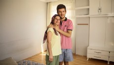Antalya'da otizmli oğlu uyuduktan sonra hayat mücadelesi başlıyor