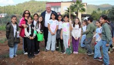 Antalya'da fidanlara can suyunu öğrenciler verdi