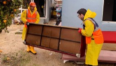 Antalya'da gönüllülerden su basan evlere yardım