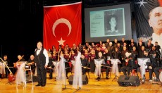 Antalya'da hekimlerden türkü konseri