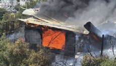 Antalya'da inşaat malzemelerinin bulunduğu depoda yangın