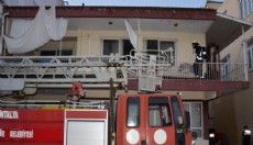 Antalya'da itfaiye yangını söndürüp, evdeki kuşu kurtardı