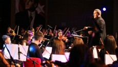 Antalya'da kadınların sesi, çocuk ve gençlerin yetenekleriyle yankılandı