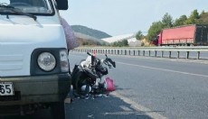 Antalya'da kamyonete çarpan motosiklet sürücüsü yaralandı