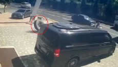 Antalya'da kamyonun fırlayan tekerleği tabelaya çarptı