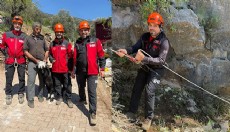 Antalya'da kayalıkta mahsur kalan keçiler kurtarıldı