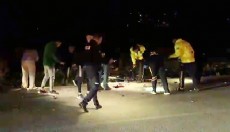 Antalya'da kaza yapan sürücünün dişlerini telefon ışığıyla aradılar