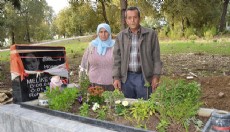 Antalya'da kızının mezarındaki çiçekleri çalanlardan şikayetçi oldu