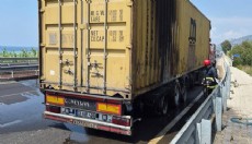 Antalya'da kömür yüklü TIR'ın lastiği alev aldı