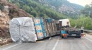 Antalya'da kontrolden çıkan TIR devrildi