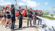 Antalya'da kraliçe adaylarına yangın söndürme eğitimi