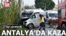 Antalya'da minibüs direğe çarptı: 2 yaralı