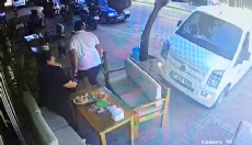 Antalya'da minibüs kafeye daldı: 1 yaralı