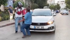 Antalya'da motokuryeden sürücüye yumruklu saldırı
