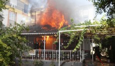 Antalya'da müstakil ev yandı