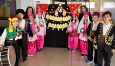 Antalya'da öğrenciler davul çalıp mani söyledi