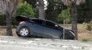 Antalya'da otomobil ağaca çarptı: 2 yaralı