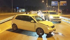 Antalya'da otomobil bariyere çarptı: 2 yaralı