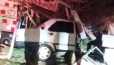 Antalya'da otomobil çilek tezgahını yerle bir etti