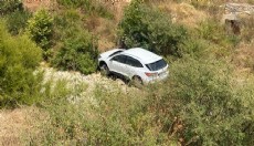 Antalya'da otomobil dere yatağına uçtu