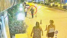 Antalya'da oyuncak tüfekle dolaşınca gözaltına alındı