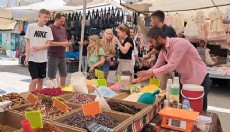 Antalya'da pazarda turist hareketliliği