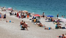 Antalya'da sıcak havayı fırsat bilenler sahile koştu