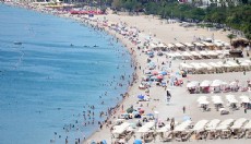 Antalya'da sıcaktan bunalanlar sahillere akın etti