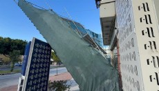 Antalya'da şiddetli rüzgar inşaat iskelesini uçuracaktı