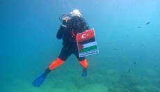 Antalya'da su altında işaret diliyle Gazze eylemi