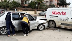 Antalya'da sürücü, eşi ve kızı kazada yaralandı