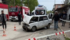 Antalya'da sürücü ve eşi kazada yaralandı