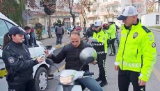Antalya'da sürücülere kask dağıtıldı