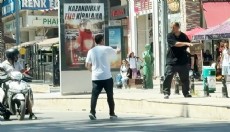 Antalya'da tarihi kapı önünde taşlı ve delici aletli kavga