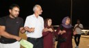 Antalya'da yakınlarını karşılamak için gittikleri cezaevi önünde halay çektiler