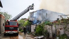 Antalya'da yangın çıkan evdeki 2 kız kardeş kurtarıldı