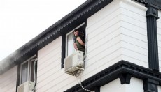 Antalya'da yangında mahsur kalanları itfaiye kurtardı