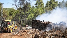 Antalya'da yangında 3 ev ile 2 ambar küle döndü
