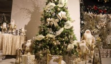 Antalya'da yılbaşı ağaçlarında hazır süslü modeller ilgi görüyor