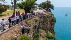 Antalya falez bandında yamaç temizliği