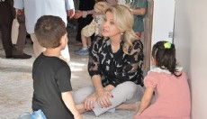 Antalya valisinin eşi çocuk evlerinde....