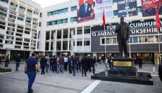 Antalyalı hafriyatçılar, belediye önünde cezaları protesto etti