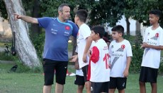 Antalyalı muhtar, mahallesine futbol sahası kazandırdı
