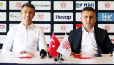 Antalyaspor'da Bülent Korkmaz imzayı attı