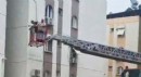 Apartman merdivenleri çöktü, mahsur kalan 10 kişi kurtarıldı