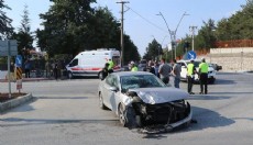 Askeri ambulans ve otomobiller çarpıştı: 2 yaralı