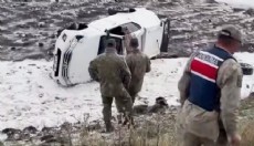 Askeri araç devrildi: 2 astsubay yaralandı