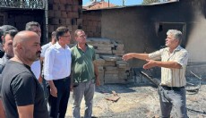 Atay Uslu, Kaş'ta yangınzedeleri dinledi