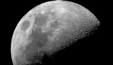 Ay’ın karanlık yüzeyine bir cisim çarptı