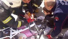 Ayağı bisiklete sıkışan çocuğu itfaiye kurtardı